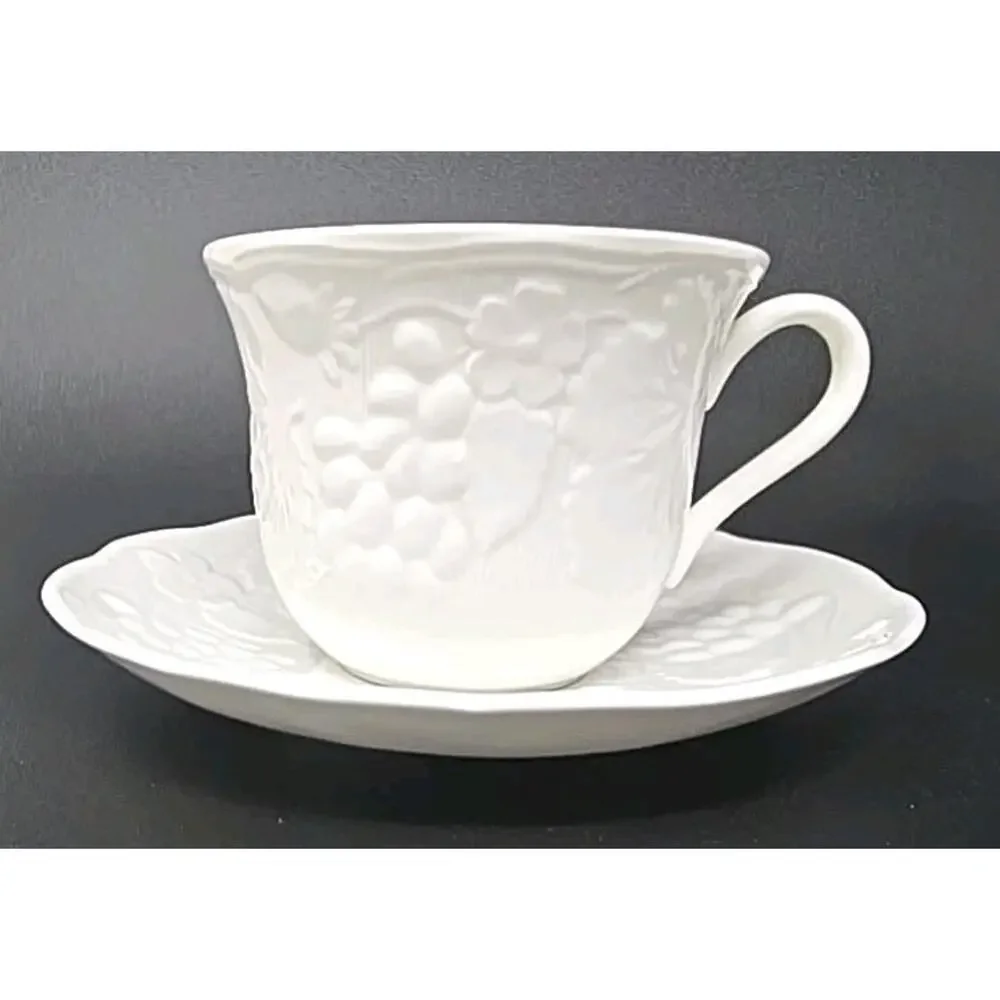 Wedgwood Strawberry & Vine 2 Cups and Saucers Bone China‎ U263